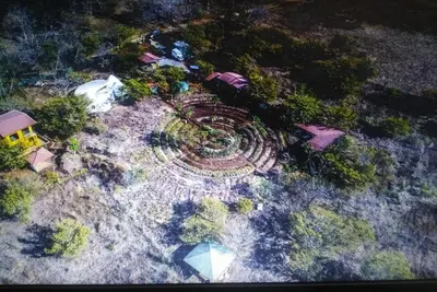 Image de DomOrganic Super Adobe. . . Respectueux de l'environnement, ferme biologique et Exc Waves