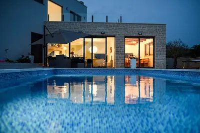 Image de Magnifique villa moderne et luxueusement meublée avec piscine privée et jardin