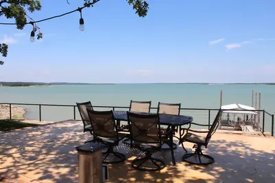 Image de Retraite SECLUDÉE Au Lac-Front Avec Bateau Et Grands Patios! !