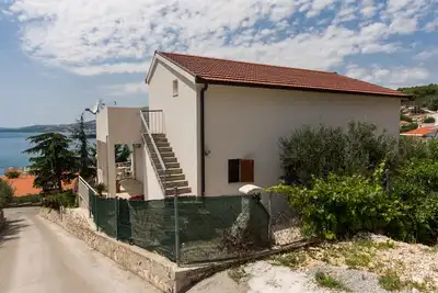 Image de Appartement d'une chambre avec le balcon et la vue sur le mer Trogir (A-17609-a)