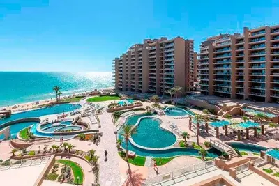 Image de Unité de coin Las Palomas avec immense patio enveloppant - 3 chambres 3 salles de bain