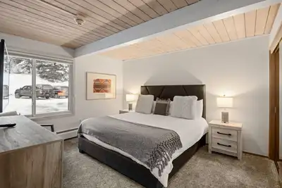 Image de 2 chambres, 3 salles de bain - À quelques pas de la montagne d'Aspen