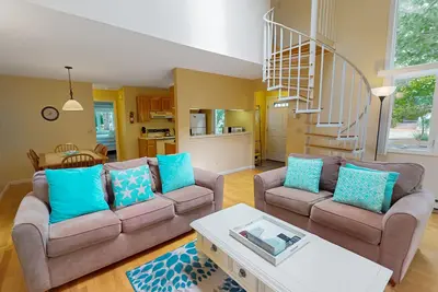 Image de Adorable condo w / un patio meublé et une cuisine complète - près de l'eau!