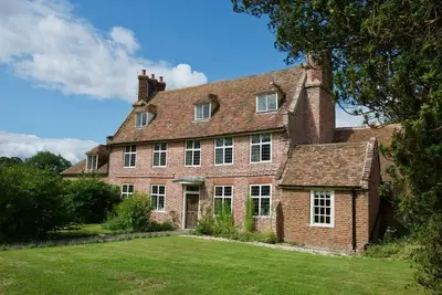Image de Une ferme Tudor exquise restaurée avec amour avec 7 chambres, 6 salles de bain / douche, dormir 14 dans