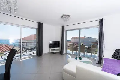 Image de Villa White nouvellement construite dans le centre et à proximité du port de plaisance et de la plage