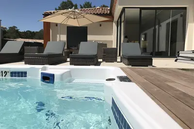 Image de villa et spa de nage proche du lac