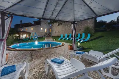 Image de Maison de vacances à Klesari, piscine privée, jardin, aire de jeux, idéal pour les familles