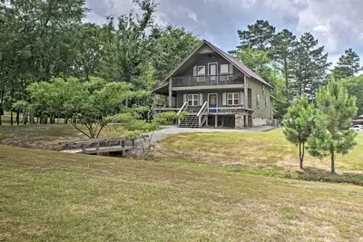 Image de Nouveau! Guntersville Cabin w / Fire Pit, Walk to Lake!