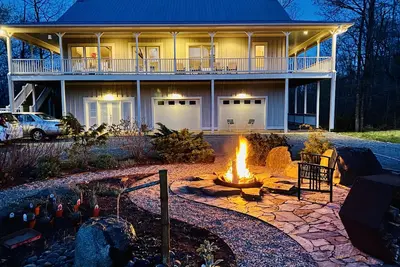 Image de Maison moderne à 2 niveaux sur 25 acres privés avec vue imprenable sur la montagne