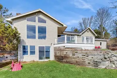 Image de Accueil Waterfront w / une terrasse meublée, une vue magnifique sur l'océan, et une cuisine complète