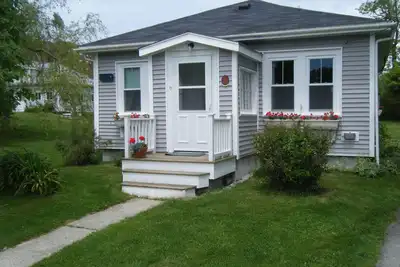 Image de Cottage frais et aéré dans le village historique de Penobscot Bay