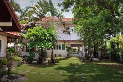 Image de Une maison sereine avec un beau jardin