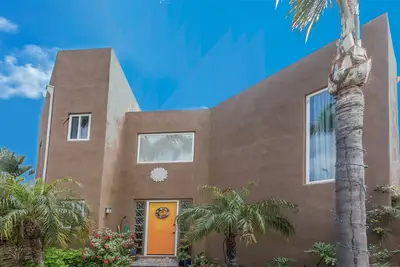 Image de The Carlsbad Lagoon Hacienda- un bain à remous relaxant et une vue imprenable sur le lagon.