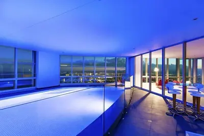Image de Penthouse présidentiel à quatre chambres au dernier étage de l’Iconic Q1 Resort & Spa, avec piscine privée