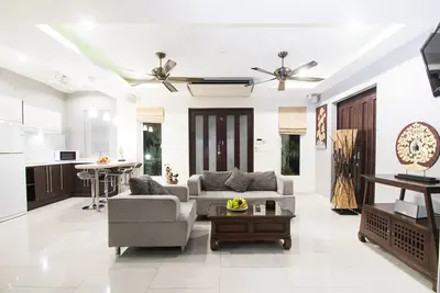 Image de magnifique penthouse avec jacuzzi sur terrasse