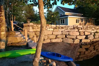 Image de chalet au bord du lac. .