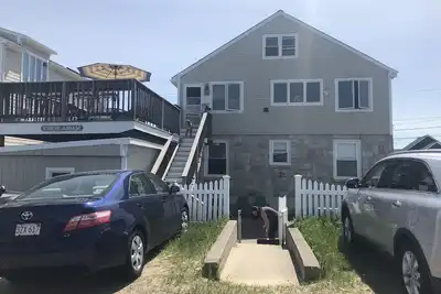 Image de 2 Br / 1. 5 salles de bain, deuxième étage Beach House Apt w / vue imprenable sur la baie et couchers de soleil