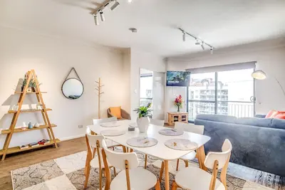 Image de 60 Big Sparkling nouvellement aménagé - Perth East End 6 personnes
