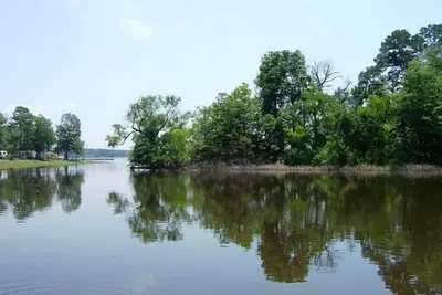 Image de 4 Br 3 Ba maison du lac avec salle de jeux