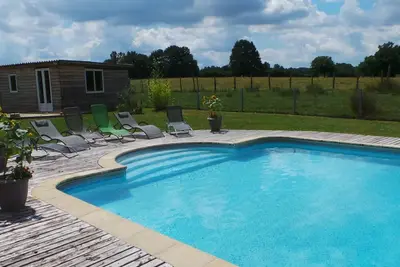 Gîte familial avec piscine partagée, cheminée et jardin clos près de Vichy