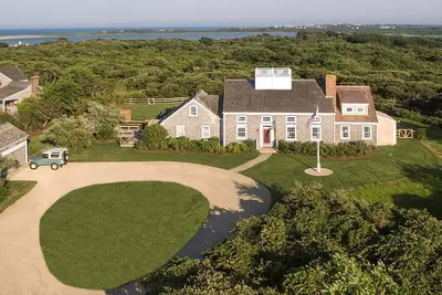 Image de Composé familial privé avec maison d'hôtes, vue sur l'océan et piscine.