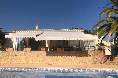Image de Villa de luxe avec grande piscine privée et vue sur le parc