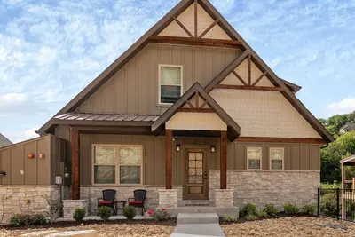 Image de Spacieux 5 chambres avec 5 1/2 salles de bains et 2 cuisines dans le nouveau développement! !