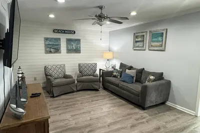 Image de Juste rénové condo près de la piscine, 2 courts de tennis à distance de marche de la plage!