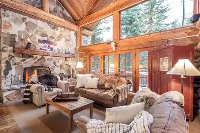 Image de River House - Magnifique maison nichée dans la forêt, billard, cheminée, vue sur la nature.