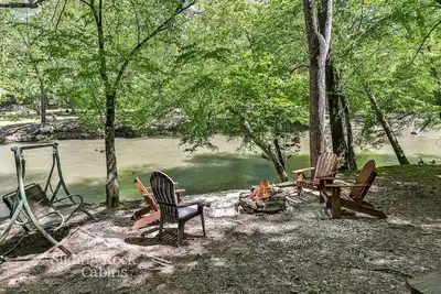 Image de Au bord de la rivière Coosawattee, bain à remous, jardin clôturé pour les animaux de compagnie, table de billard, sauna.