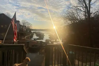 Image de 5 chambres tropicales pour toute la famille avec une plage, un foyer et un bain à remous!