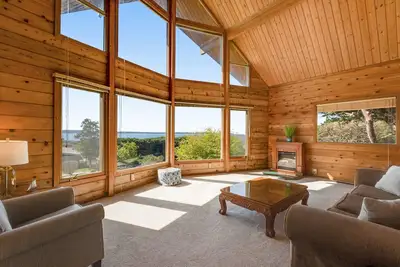Image de Famille et maison chien-amicale avec terrasse, vue sur la montagne et la baie