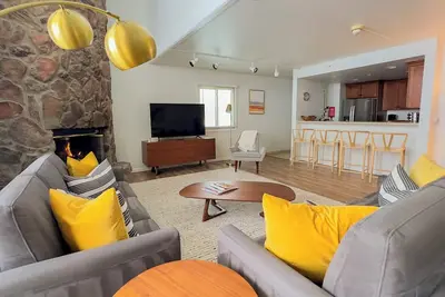 Image de 2 chambres - Condo spacieux sur 2 niveaux à l'intérieur du pavillon Evergreen! Unité 605