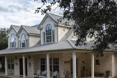 Image de Texas Ranch Style Home sur plus de 5 hectares près de Austin avec une entrée fermée.