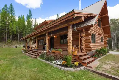 Image de Belle cabane en rondins dans les montagnes