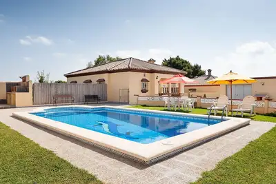 Image de Maison tranquille \"Camino del Pozo La Boyal\" près du centre ville avec piscine, terrasse et pelouse