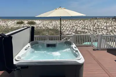 Image de Ocean Front Beach House avec vue. 3br, 2Bath, 8 couchages, A / C, WiFi, 8 badges