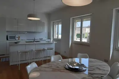 Image de Un appartement flambant neuf de 100 mètres carrés à distance de marche de la plage.