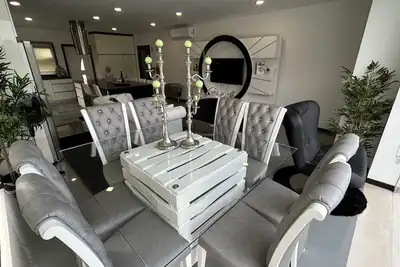 Image de Hébergement moderne de 2 chambres avec piscine