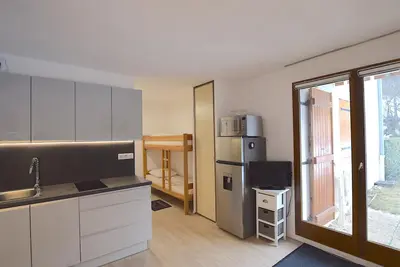 Image de Appartement cosy à Bernex, proche des pistes et sentiers, avec terrasse ensoleillée et wifi.