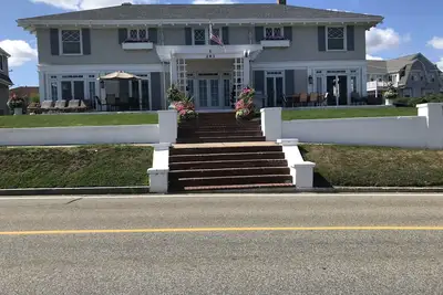 Image de Grande propriété riveraine de 7 chambres à coucher à Falmouth Heights