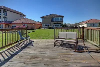 Image de Maison de style méditerranéen avec vue magnifique sur le lac