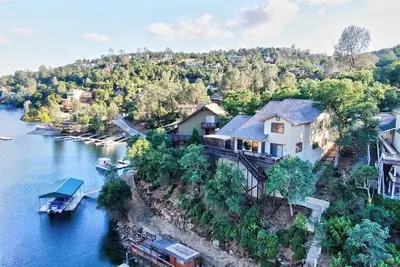 Image de maison au bord du lac avec privilèges de lancement et quai privé