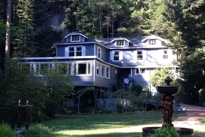 Image de Un peu de charme anglais niché dans les séquoias de Sonoma.