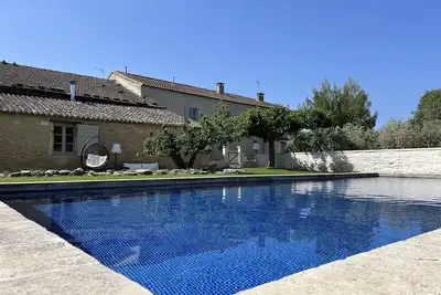Image de Sublime mas provençal de caractère rénové avec une grande piscine