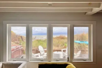 Image de Beach Front Mid Century Cottage