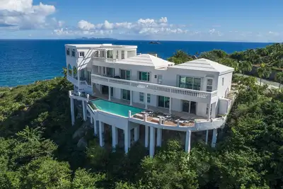 Image de Villa de luxe sur plusieurs niveaux avec vue imprenable sur l'océan