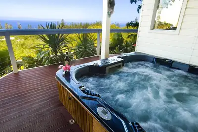 Image de Villa présidentielle avec vue sur l'océan et située sur le flanc d'une colline - Indulgence exclusive.