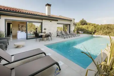 Image de Proche Mer Et Plages Avec Piscine Chauffee Grande Pour Avril Et Mai! ! !