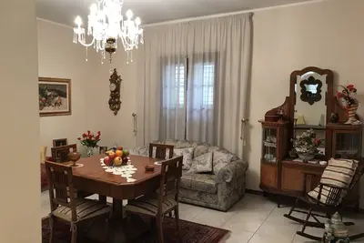 La maison de Fausto est un appartement situé au premier étage d'un immeuble de deux étages.